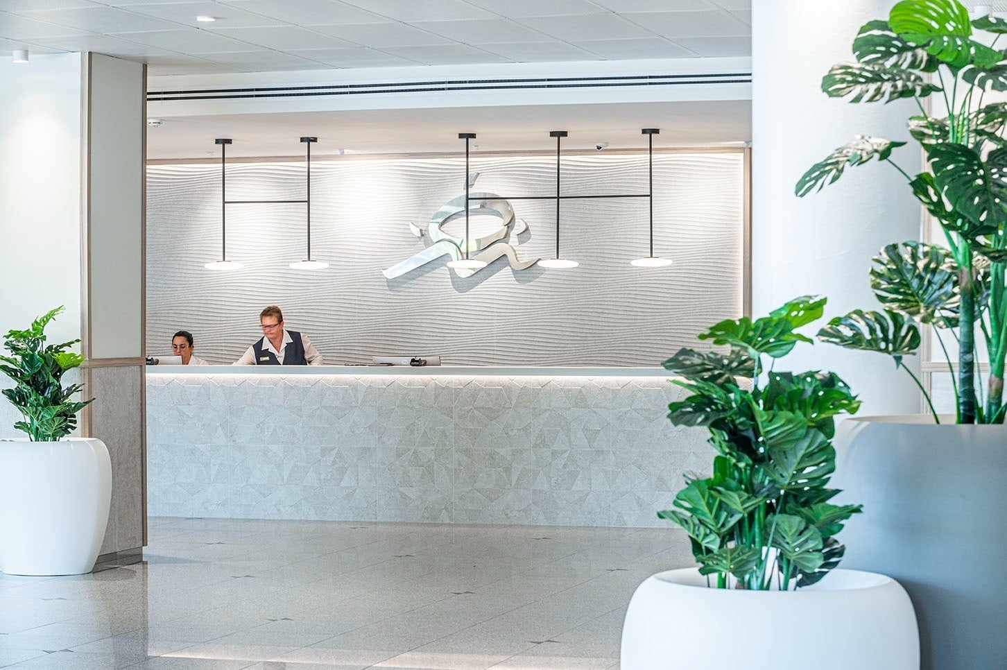 Recepció de Costa Encantada Suites & Resort, Lloret de Mar, amb personal.