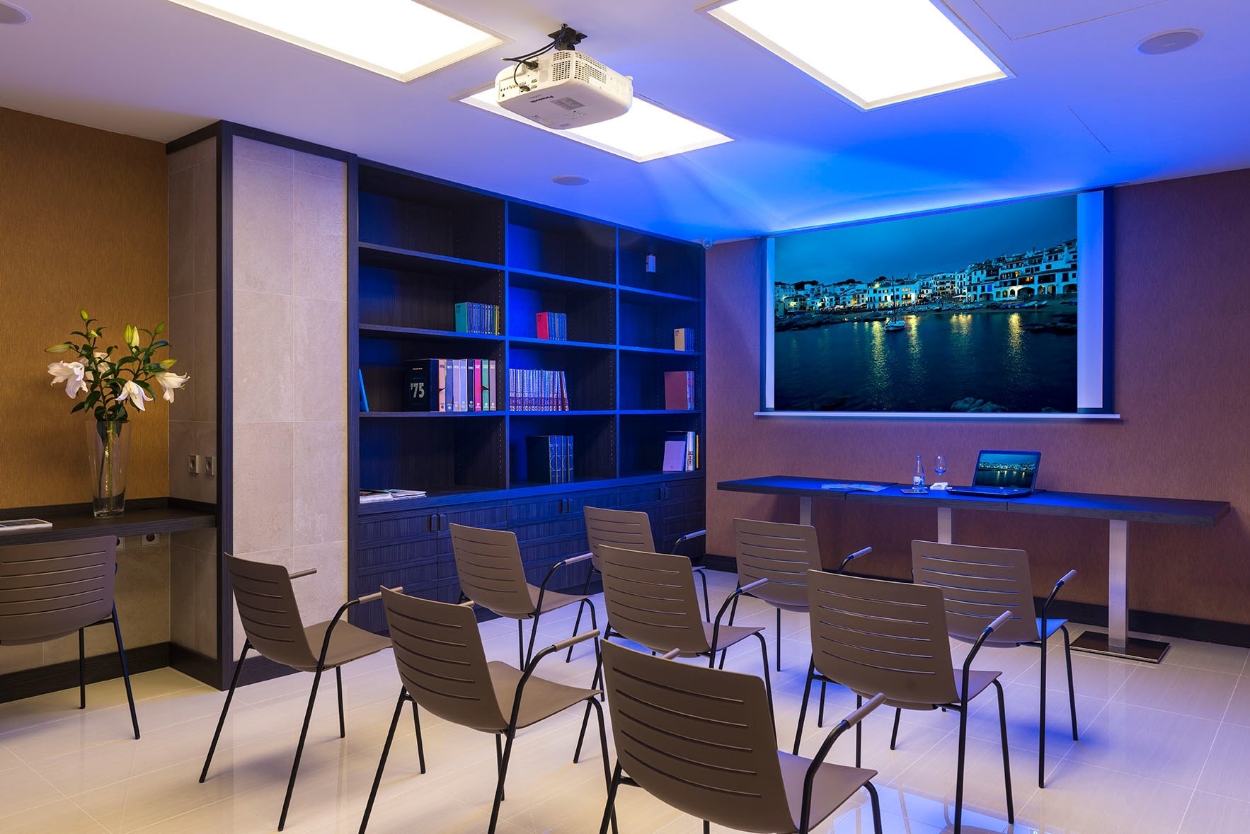 Sala de reuniones moderna en Hotel Marsol, Lloret de Mar. Perfecta para eventos corporativos.
