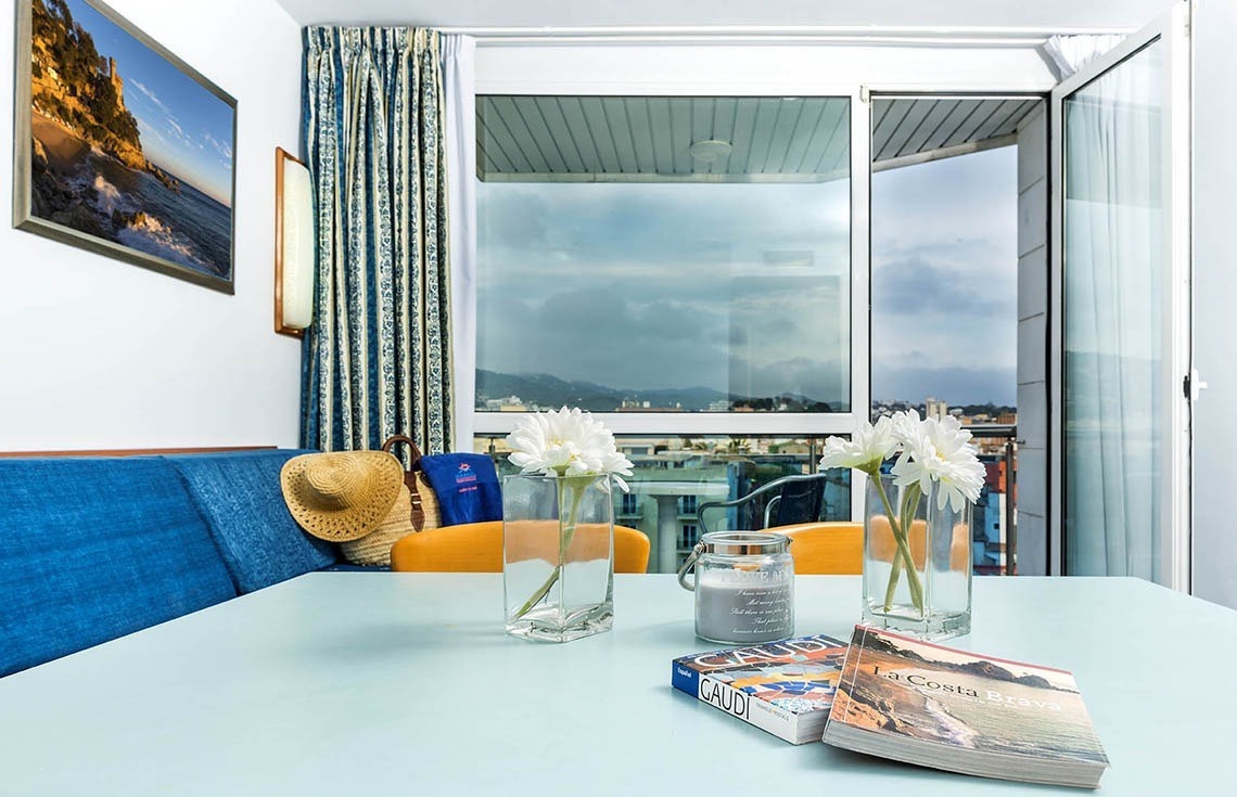 Apartaments Blau a Lloret de Mar | Marsol Hotels & Resorts. Saló acollidor amb vista al mar.
