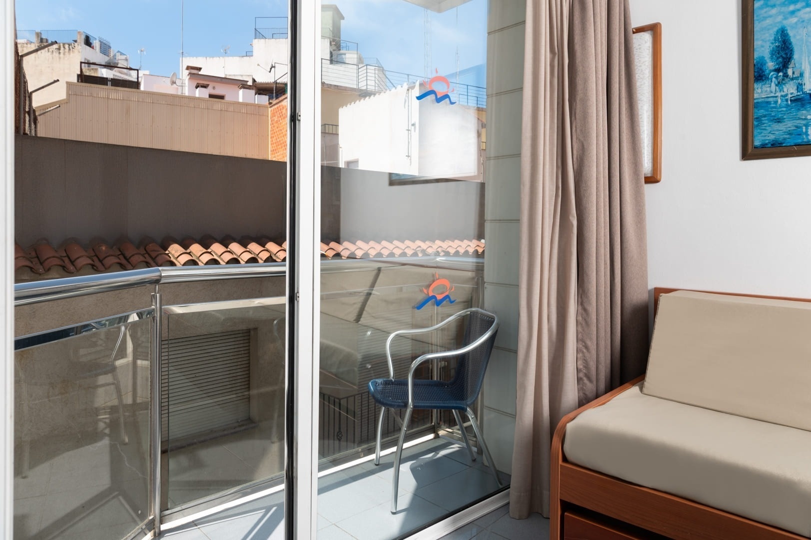 Apartaments Blau: balcó amb cadira exterior i vistes a la ciutat a Lloret de Mar.