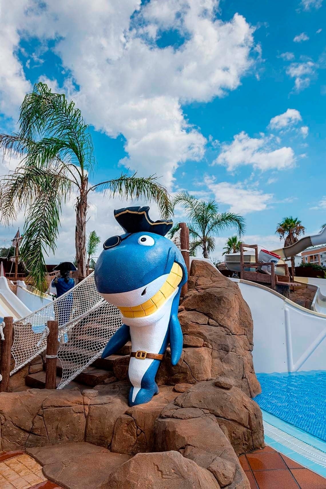 Divertida figura de tauró pirata a Costa Encantada Suites & Resort, Lloret de Mar.