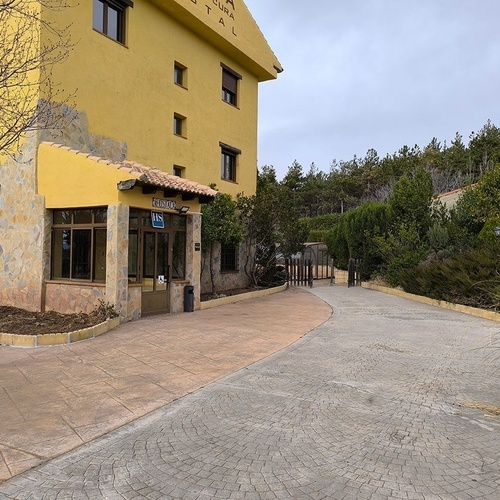 un edificio amarillo con la palabra hotel encima