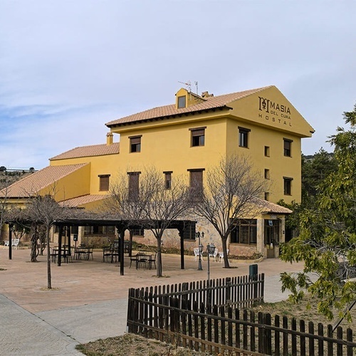 un edificio amarillo con la palabra hostel en la parte superior