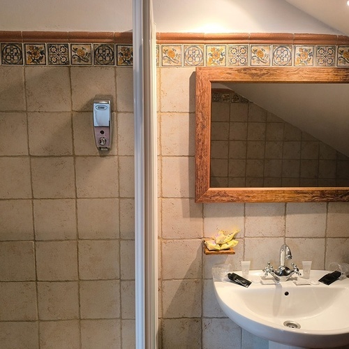 un baño con un lavabo y un secador de pelo