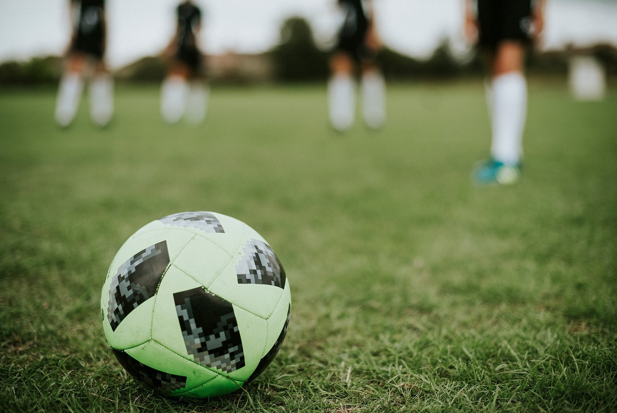 un primer plano de una pelota de fútbol en la hierba