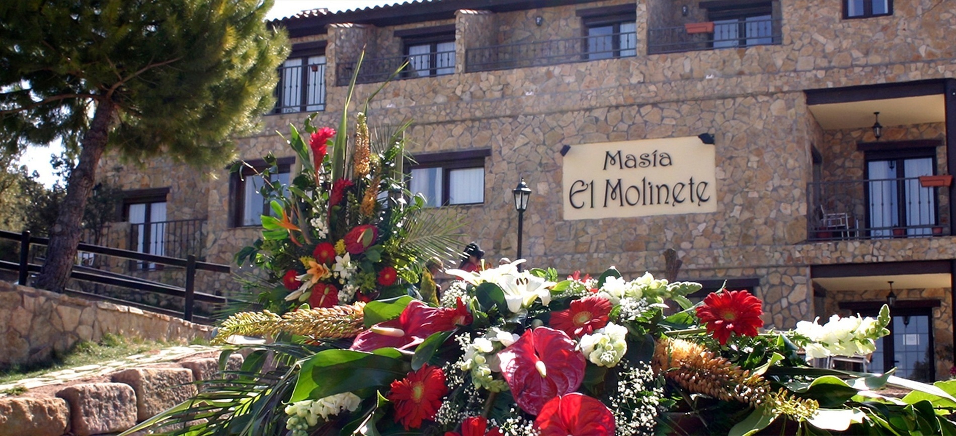 un ramo de flores está frente a la masía el molinete