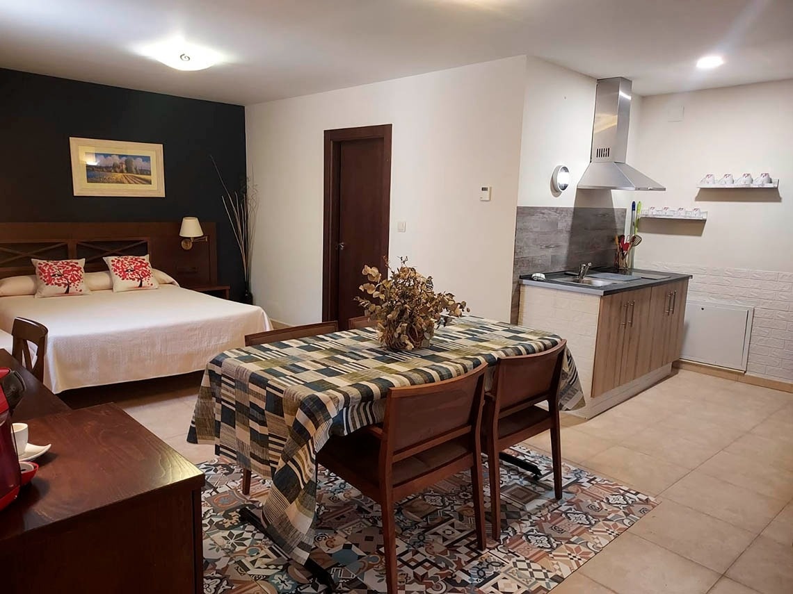 una habitación con una cama y una mesa y sillas