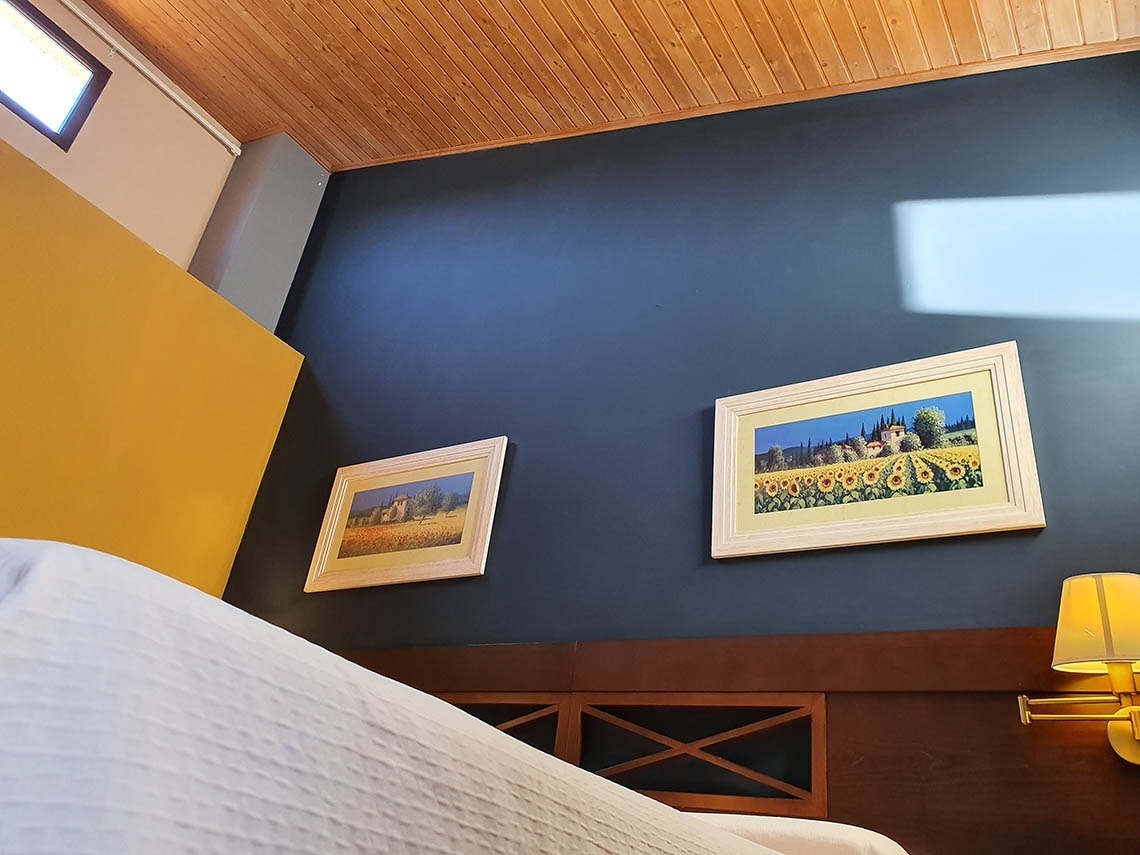 una habitación con dos cuadros en la pared