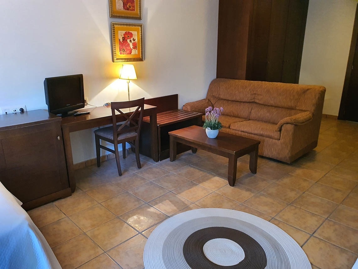 una sala de estar con un sofá y una mesa