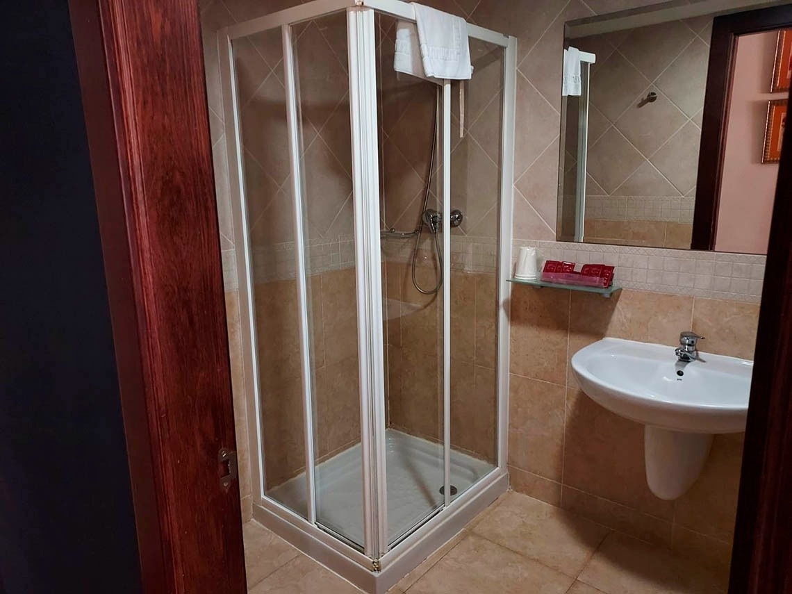 un baño con lavabo y cabina de ducha