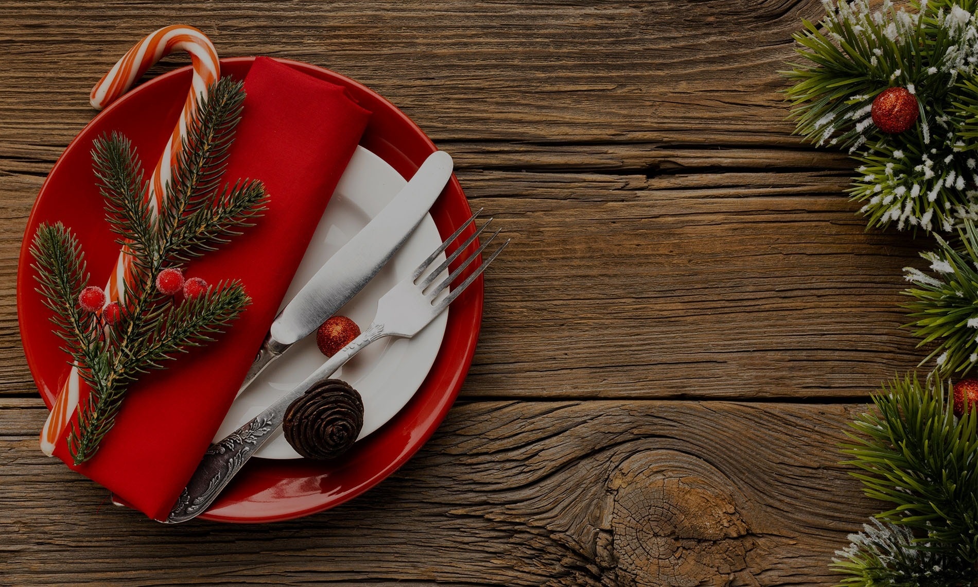 una habitación con dos camas y dos cuadros en la pared