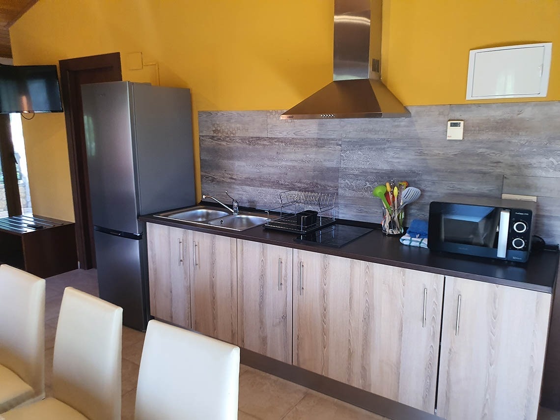 una cocina con gabinetes de madera y electrodomésticos de acero inoxidable