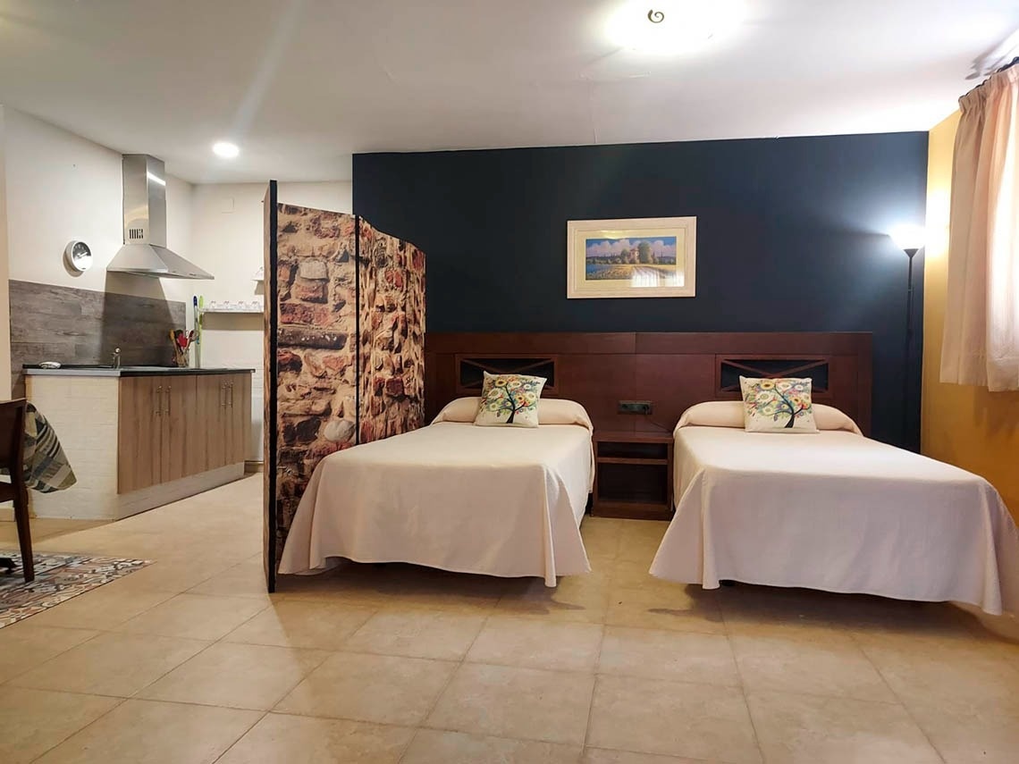 una habitación con dos camas y una cocina