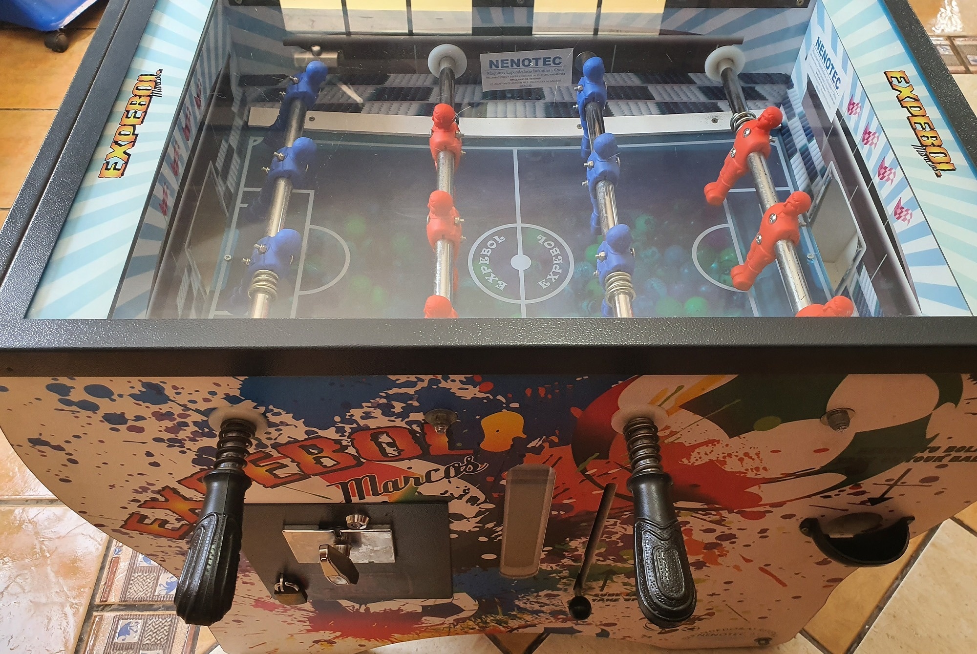 un juego de fútbol con la palabra excelsior en la parte superior