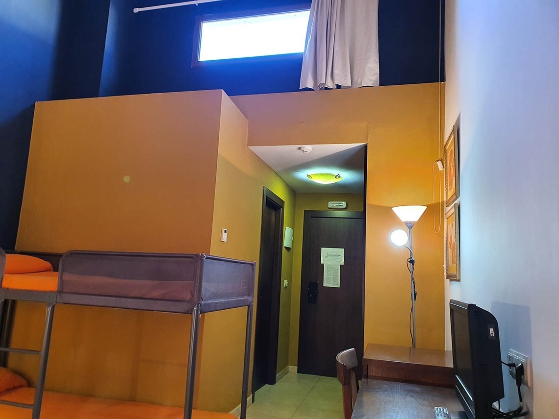 una habitación con dos literas y una televisión