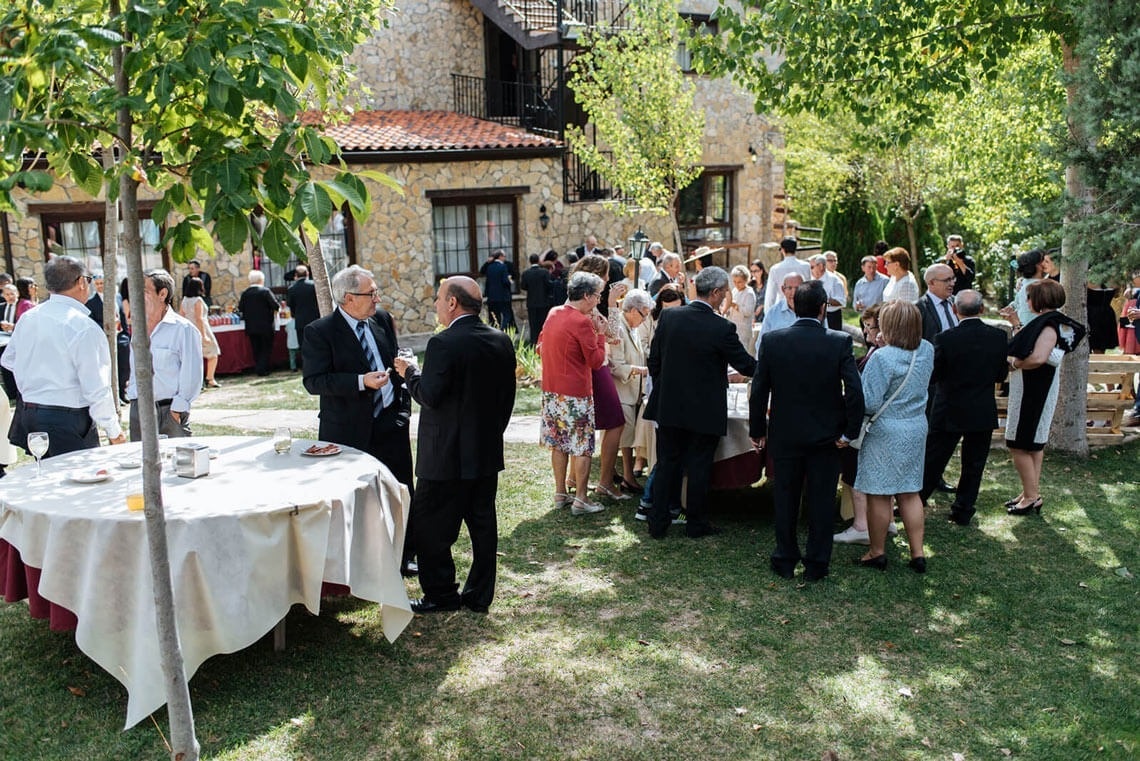 un grupo de personas se reúnen en un parque rodeado de banderas y globos