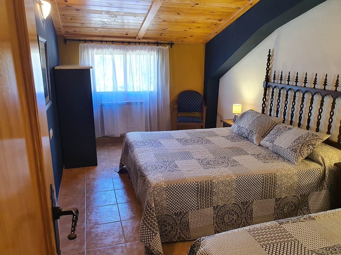 una habitación con dos camas y una silla