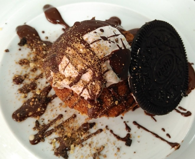 un plato blanco con un helado y una galleta oreo