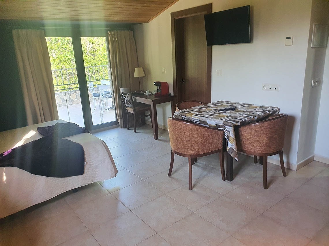 una habitación con una mesa y sillas y una televisión