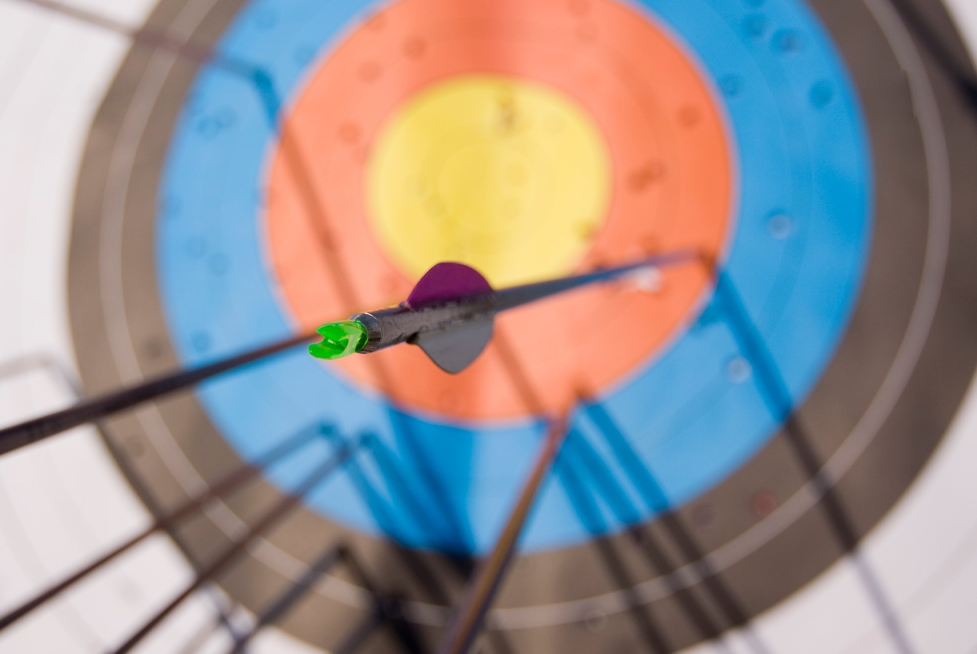 un primer plano de un objetivo con una flecha en el centro