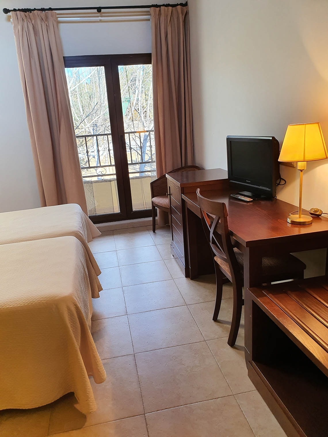 una habitación de hotel con dos camas y una televisión