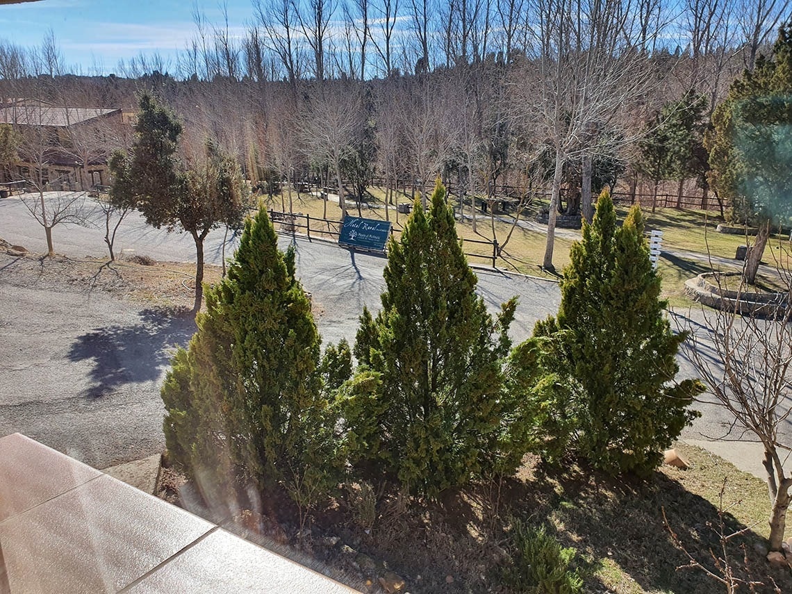 un cartel en un parque con la palabra parque en él