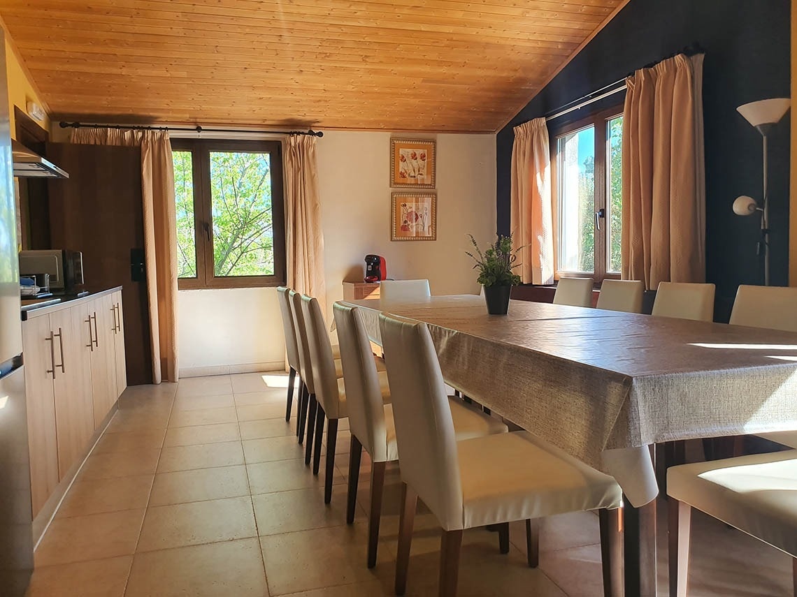 una cocina con una mesa y sillas y una ventana