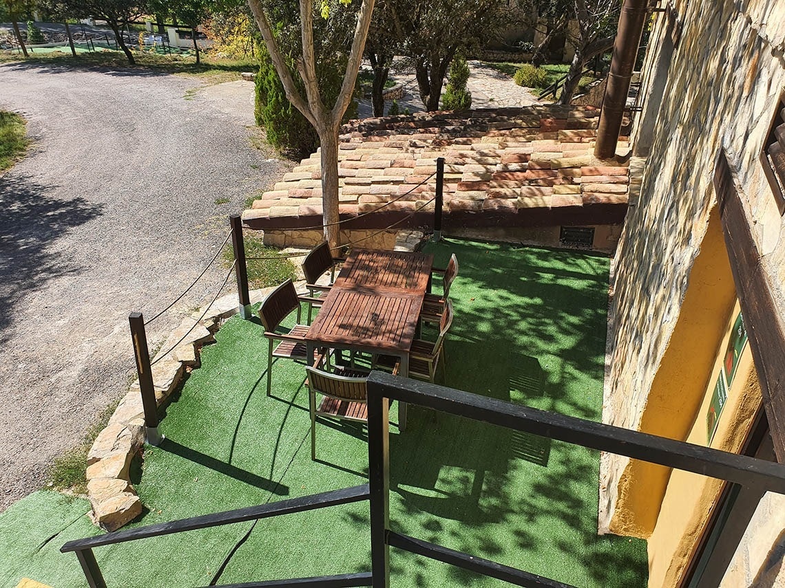 una vista aérea de una mesa y sillas en un patio