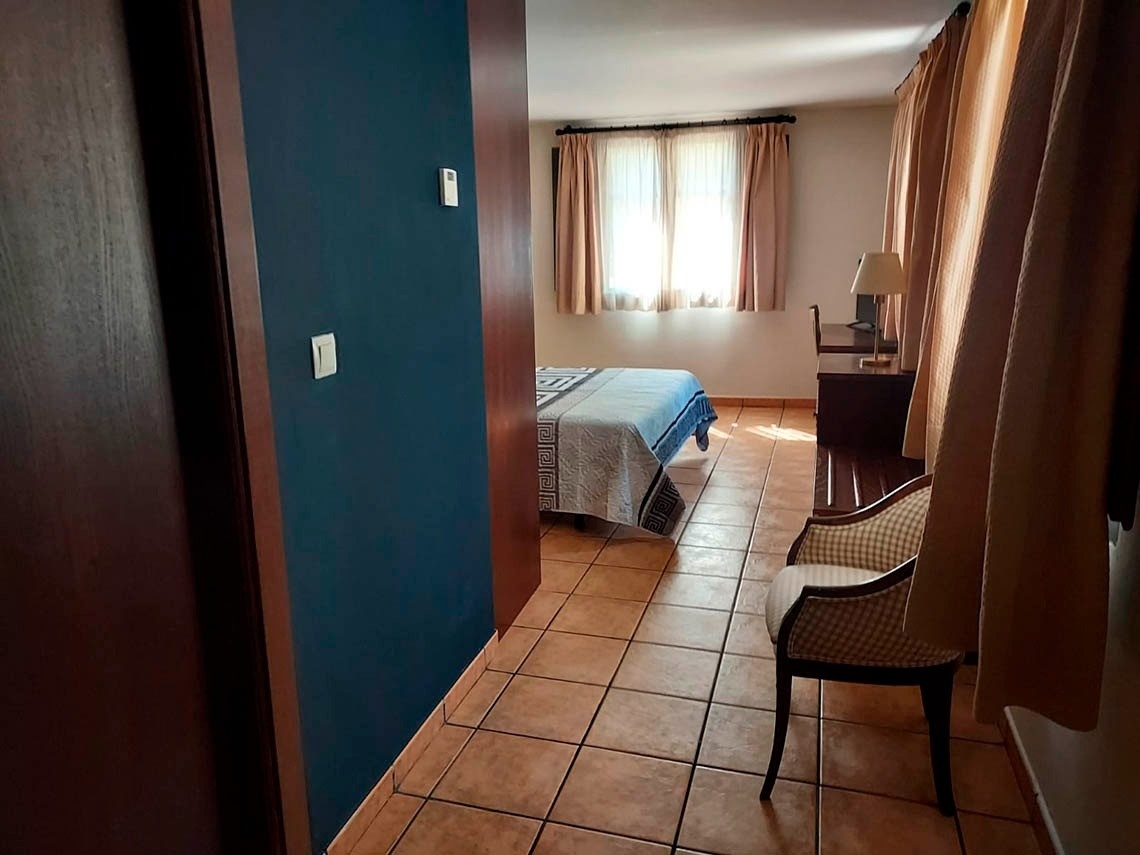 una habitación de hotel con una cama y una silla