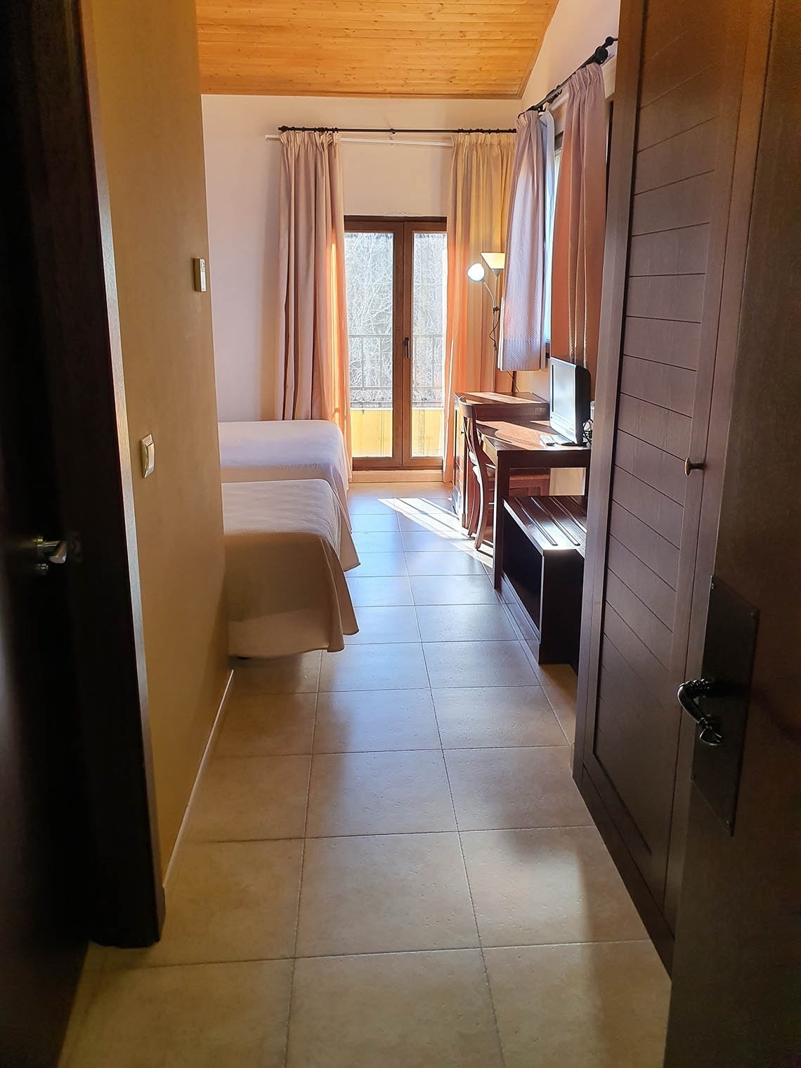 una habitación de hotel con dos camas y un escritorio