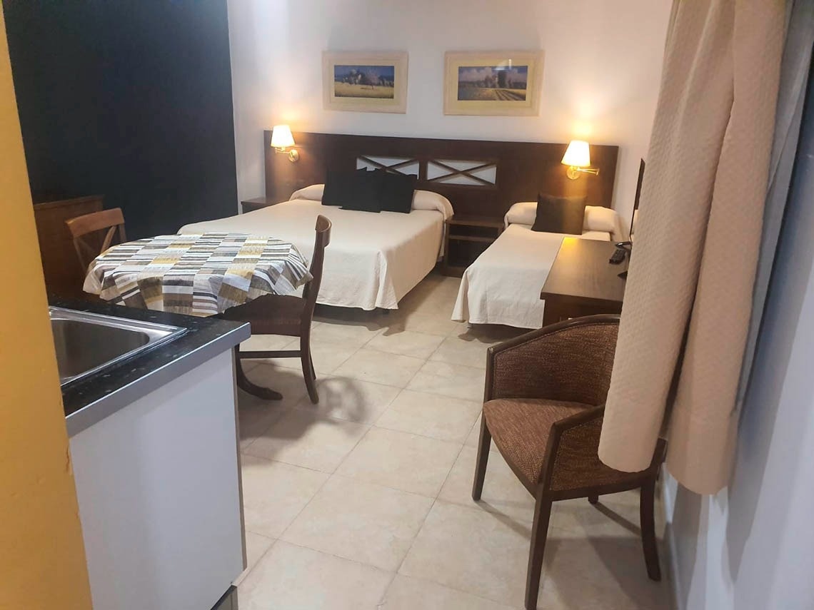 una habitación con dos camas , una mesa y una silla