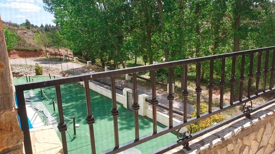 una vista de los árboles desde el balcón de una casa