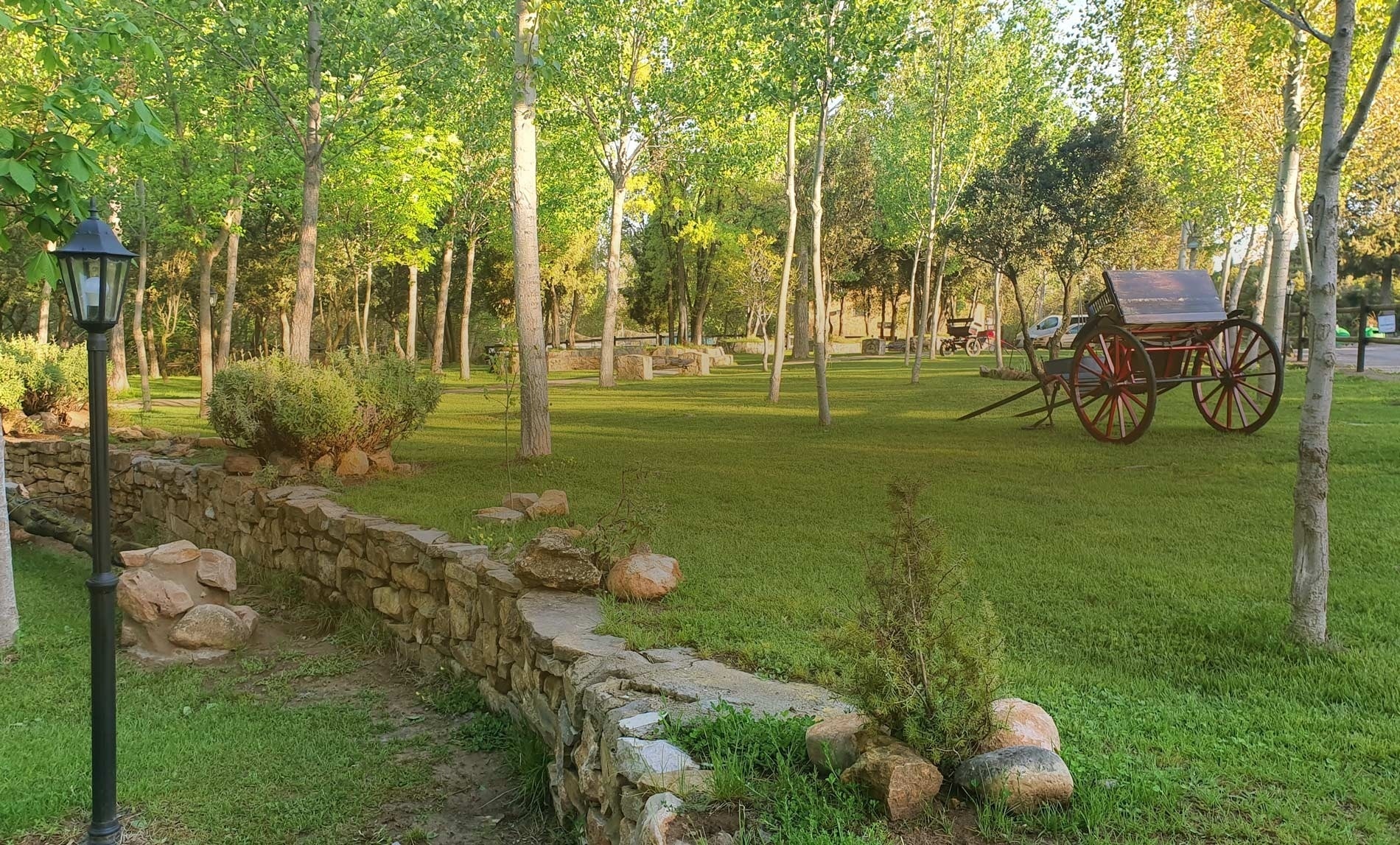 una habitación con dos camas y dos cuadros en la pared