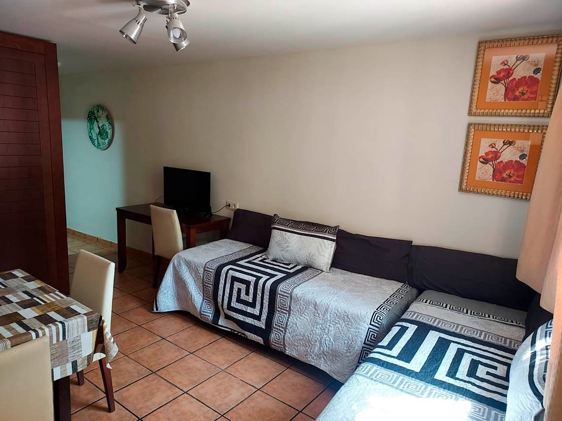 una habitación con dos camas y un reloj en la pared