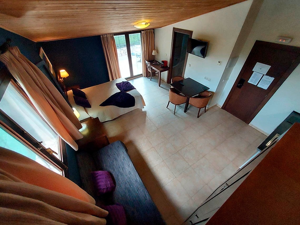 una vista aérea de una habitación de hotel con una cama y una mesa