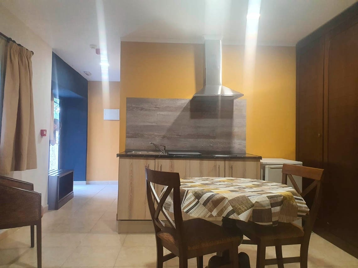 una mesa y sillas en una cocina con paredes amarillas