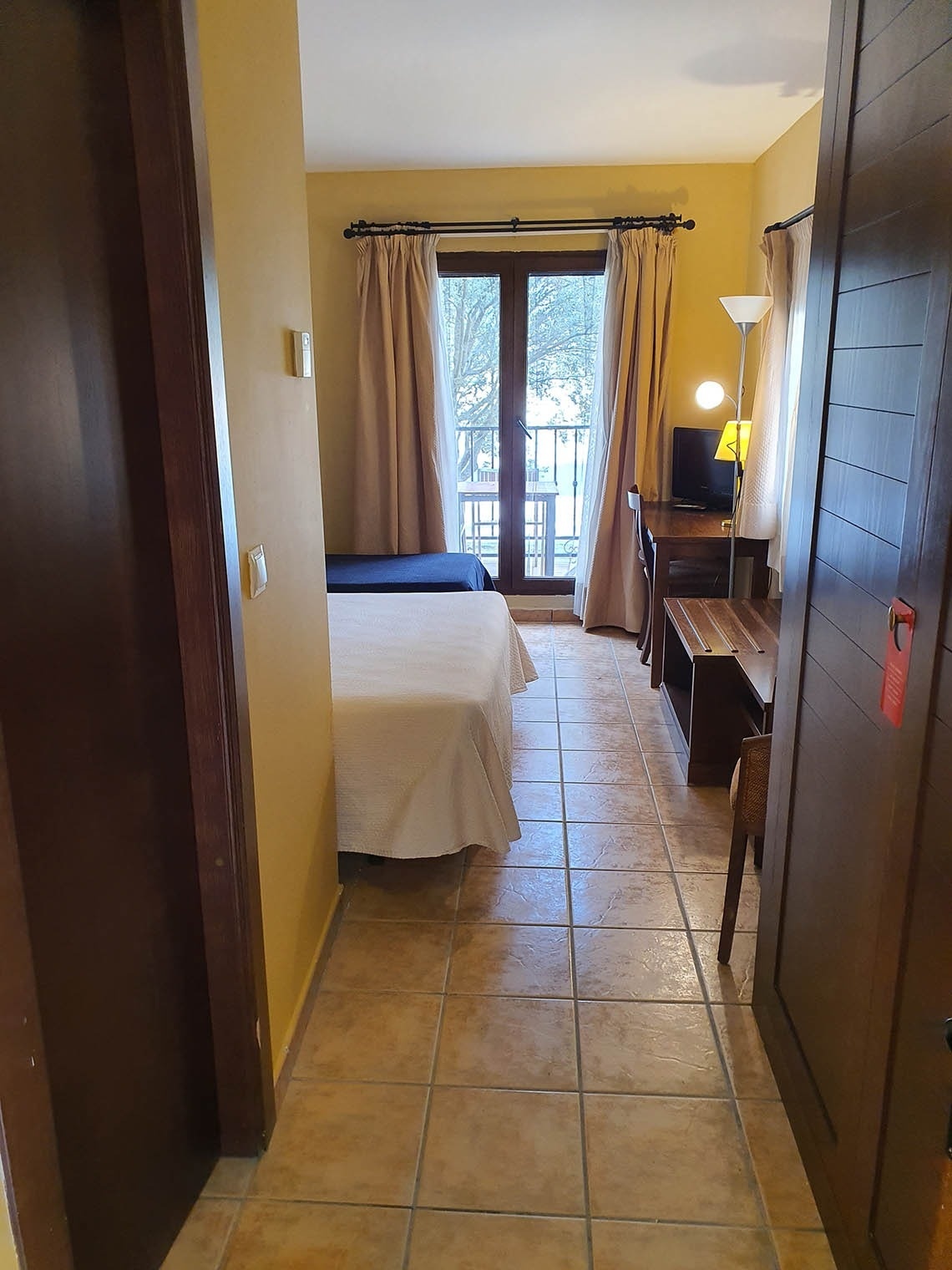 una habitación de hotel con una cama y una televisión