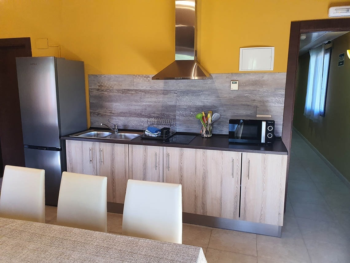 una cocina con una nevera y un microondas