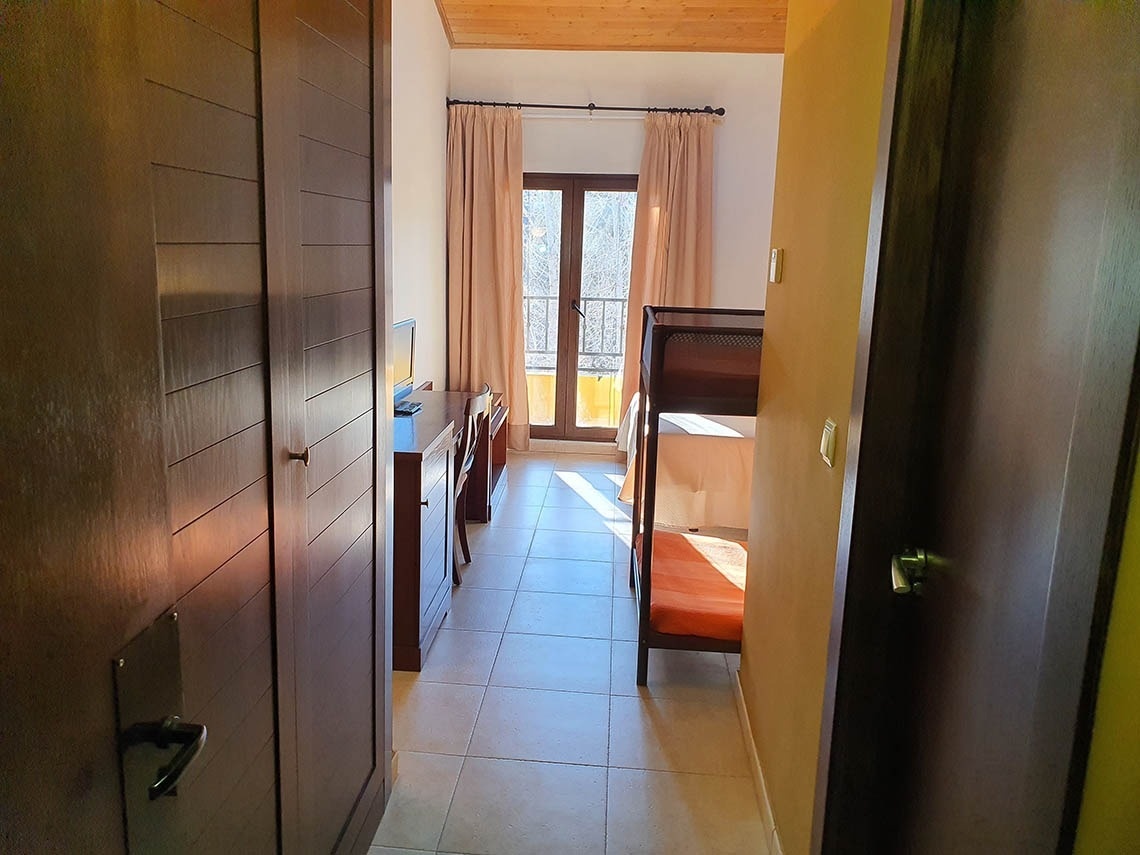 una habitación con una litera y un escritorio