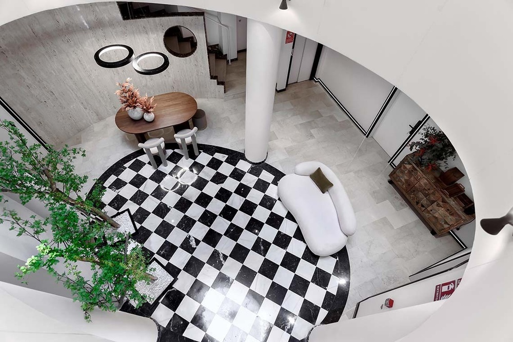 una vista aérea de una habitación con un suelo a cuadros y un sofá blanco