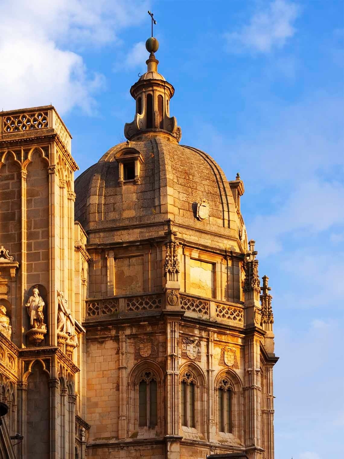 una iglesia con una cúpula y una cruz en la parte superior