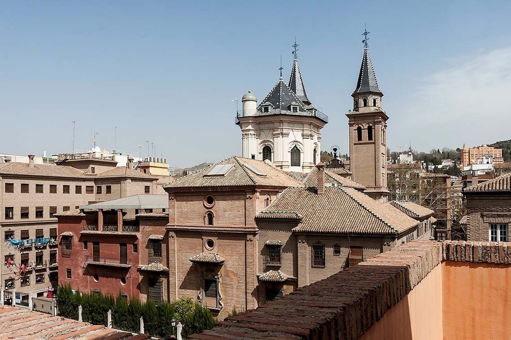 un edificio de ladrillo con dos torres en la ciudad
