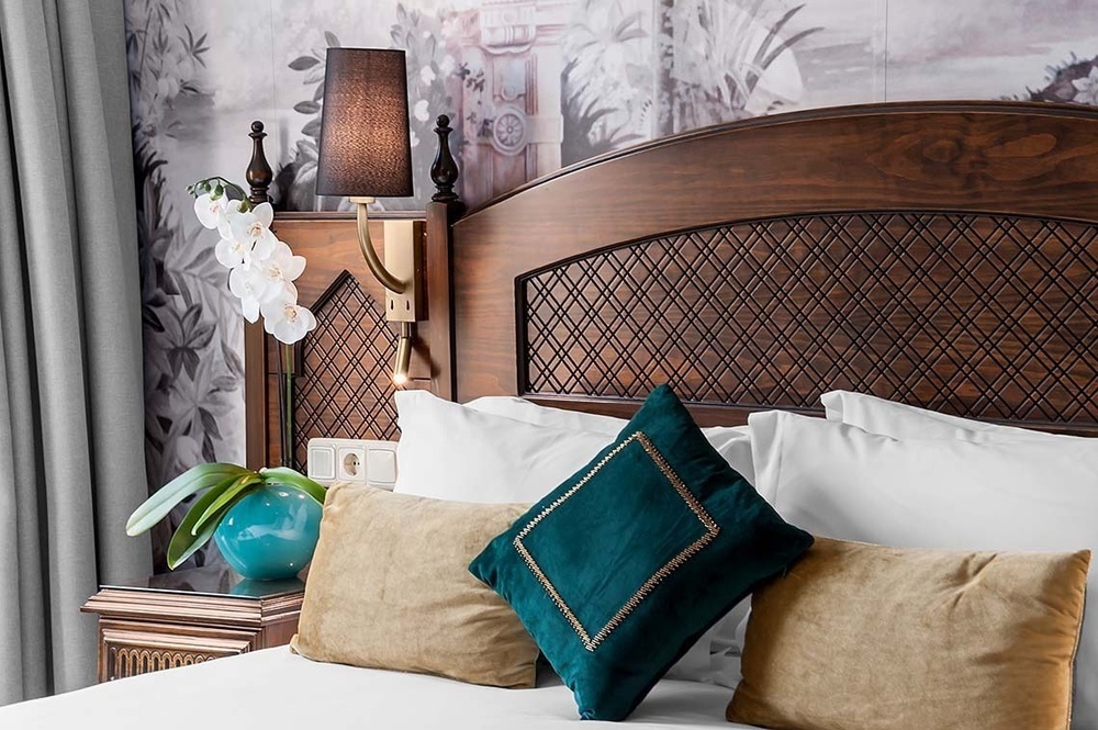 una habitación de hotel con una cama y una lámpara