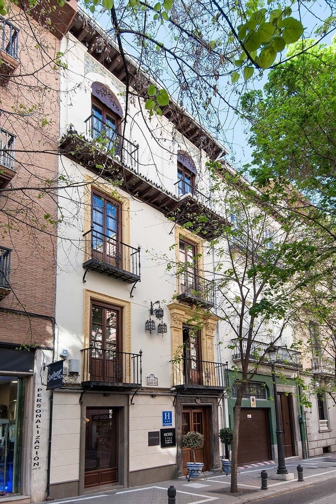 un edificio blanco con balcones y la palabra hotel en la parte delantera