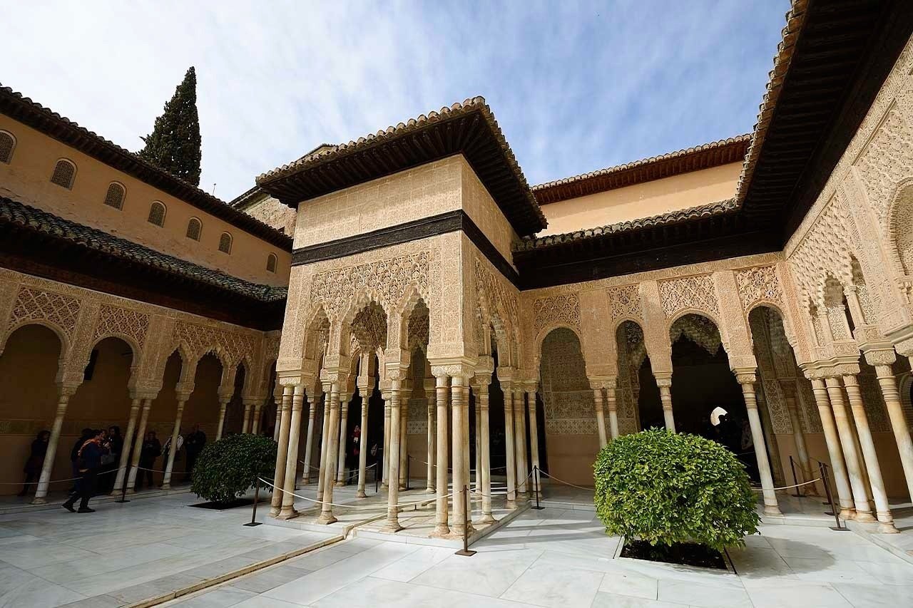 un edificio de estilo islámico con columnas y arcos