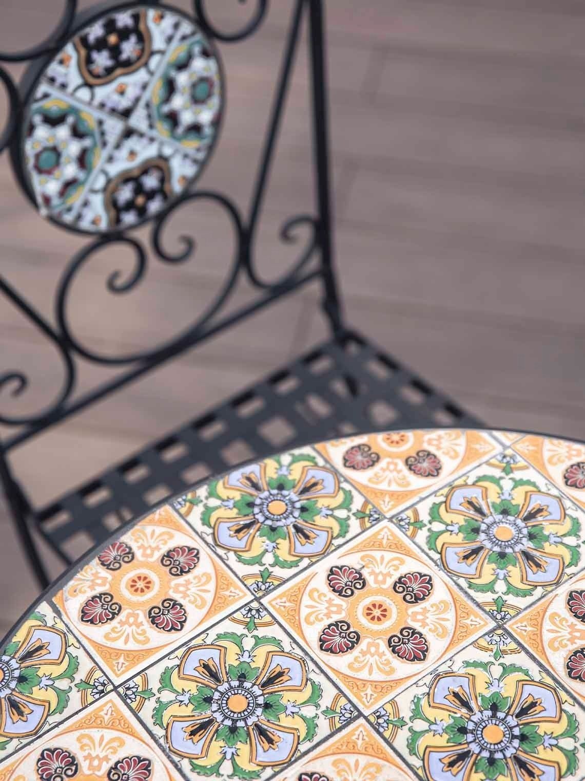 un primer plano de una mesa y una silla con un patrón colorido