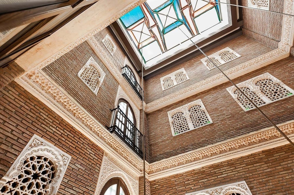 mirando hacia el techo de un edificio de ladrillo