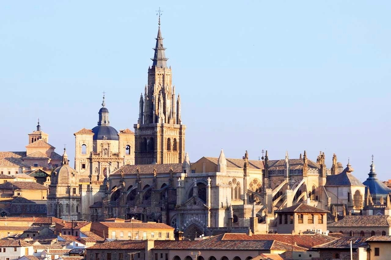 una ciudad con una gran catedral en el centro