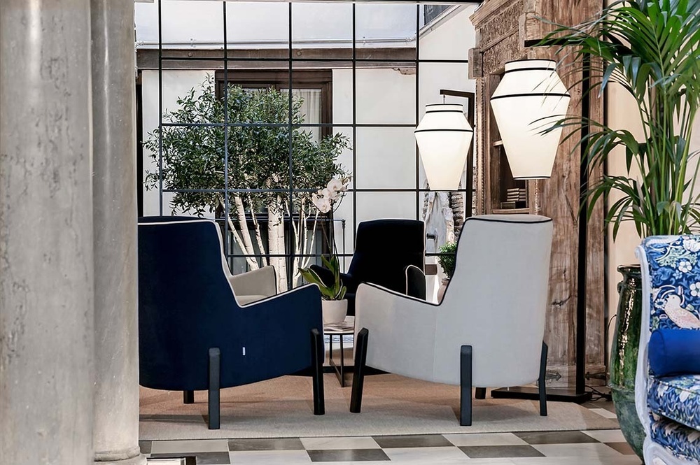 dos sillas azules y blancas están sentadas en una sala de estar