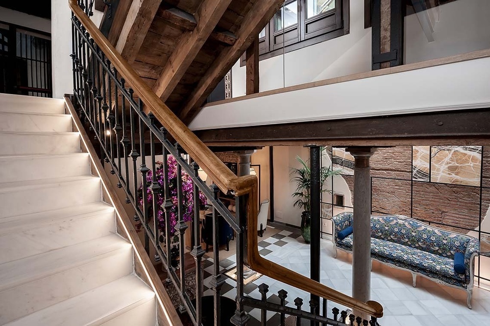 una escalera con una barandilla de hierro y madera